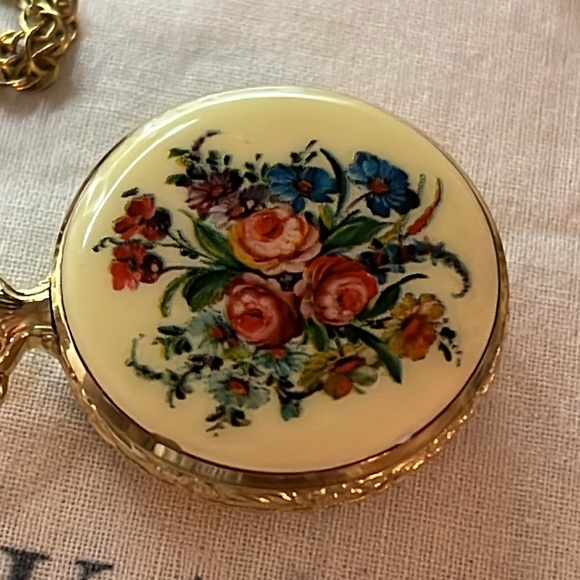 Vintage Enameled Pendant Watch- Colibri 17 Jewel Incabloc - With 26” Chain - Picture 6 of 6